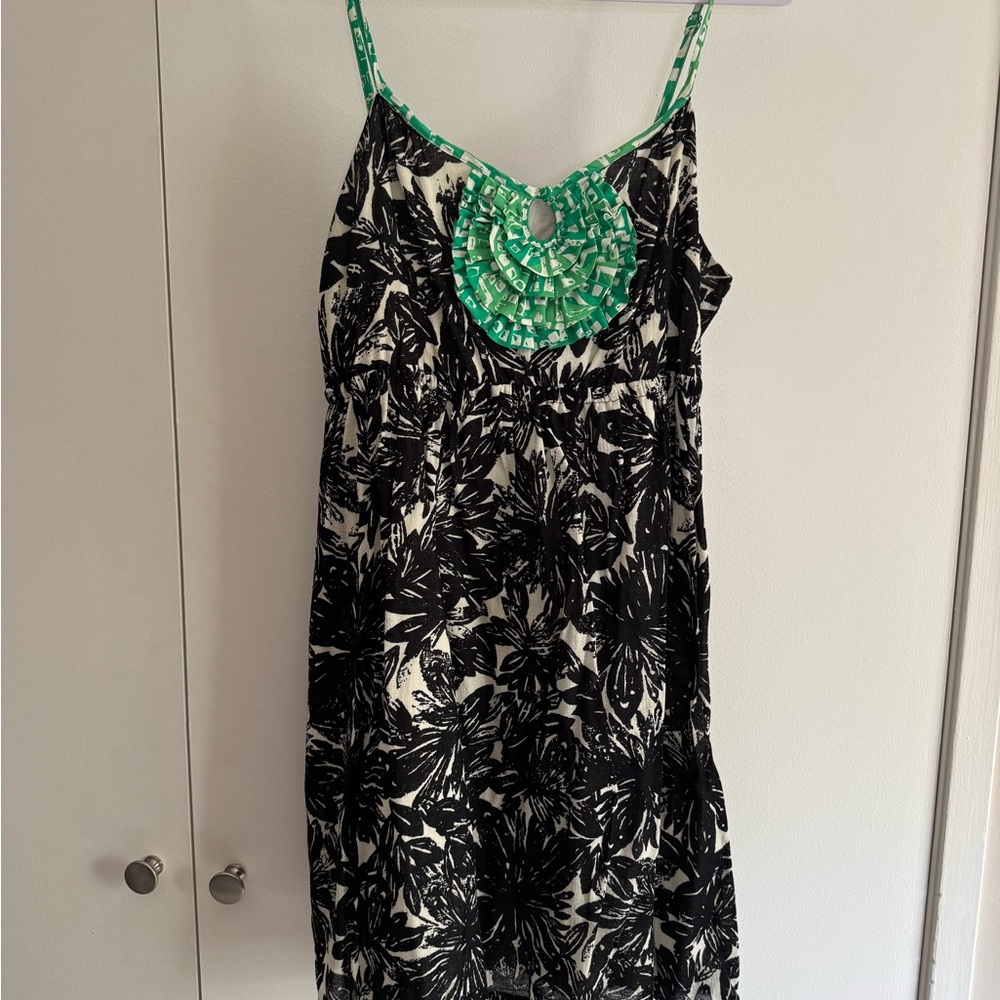 Elegant Black and Green Midi Dress with Pockets